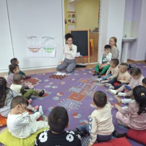 Малката Емили вече бъбри, дели играчки и тича за още игри